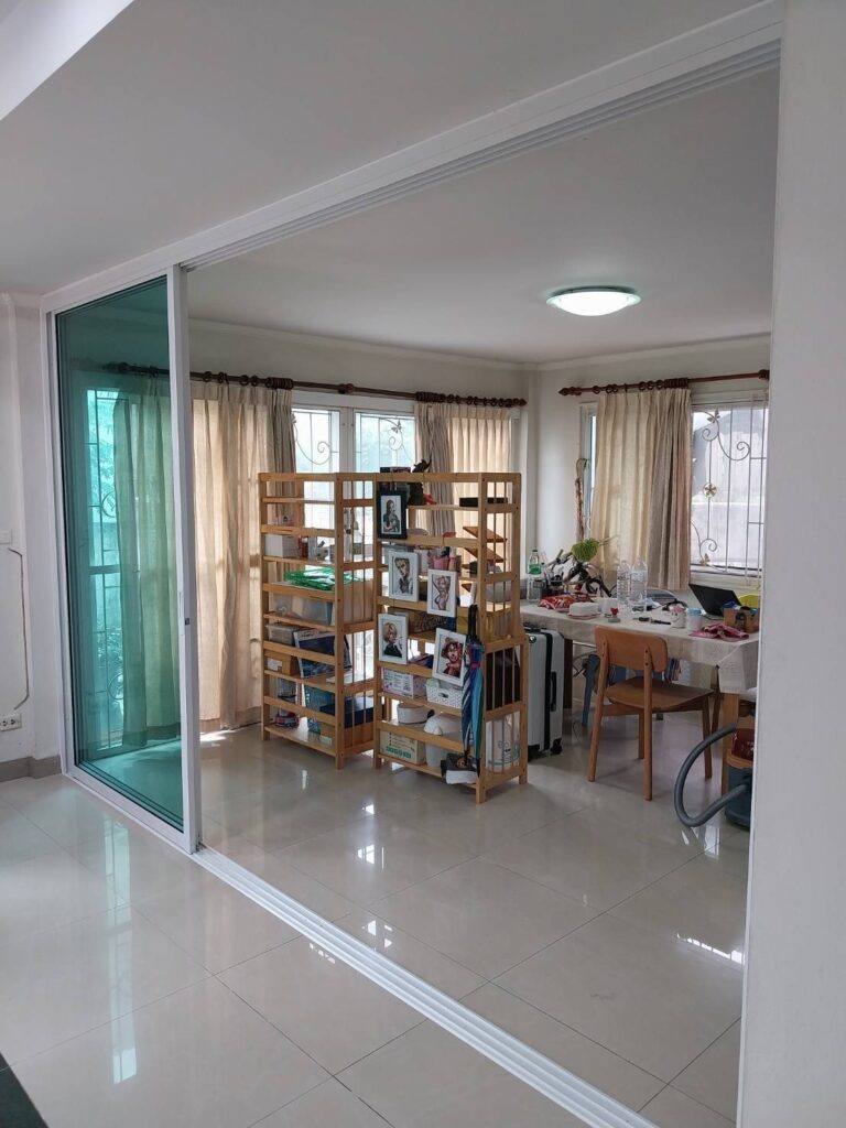 ประตูกระจกอลูมิเนียมบานเลื่อน สีขาว ติดตั้งภายในบ้านพักอาศัย